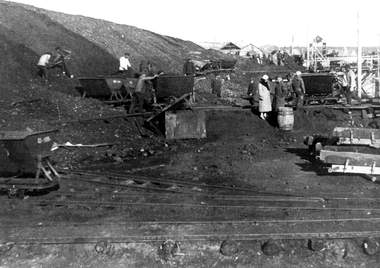 Угольный склад на пристани Воркута-Вом. 30-е годы