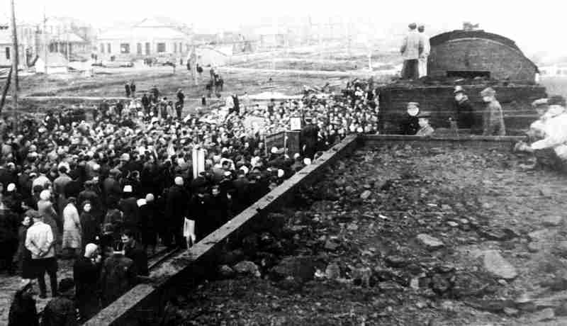 Митинг на станции Воркута перед отправкой эшелона угля в Ленинград. 1944 год.