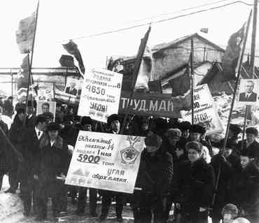 Первомайская демонстрация: идут шахтёры ШУ-2
