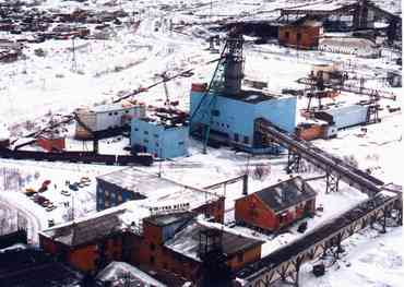 Технологический комплекс поверхности шахты "Аяч-Яга" после ввода в эксплуатацию грузо-людского ствола на основной промплощадке. 2000 год.