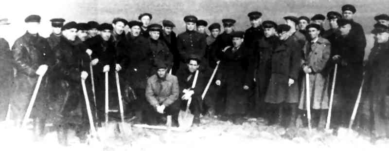 Сентябрь 1944 года: закладка шахты №18. Шестой справа (в брезентовом плаще) первый начальник шахты №18 Константин Алексеевич Корепанов