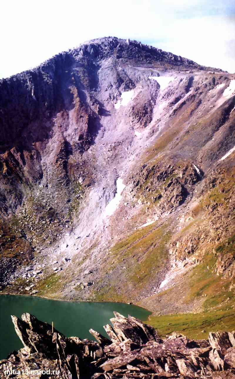 Почти отвесный скалистый берег горного озера Грубепендиты создаёт ощущение присутствия в гигантском природном амфитеатре